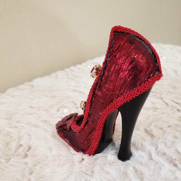 Adorable high heeled ring holder. - Picture 3 of 3